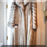 H01. Ladies' fur coat. Size M. 